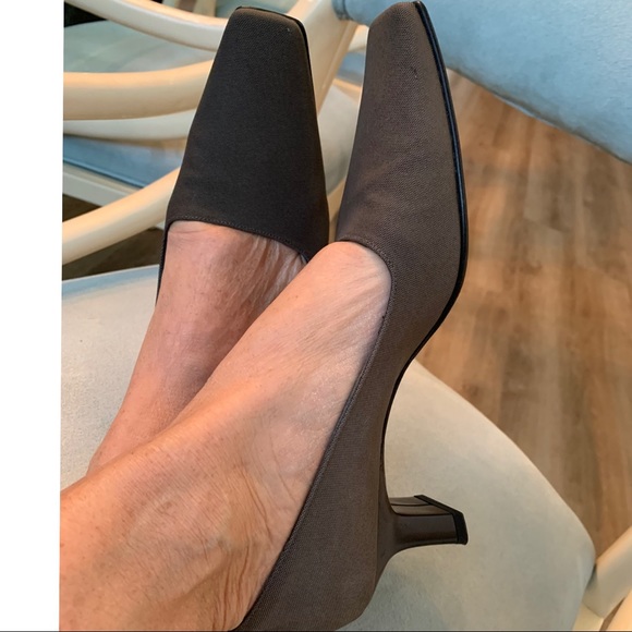 Anne Klein Shoes - 🤩Anne Klein Grosgrain Fabric  Olive Heels 👠8M